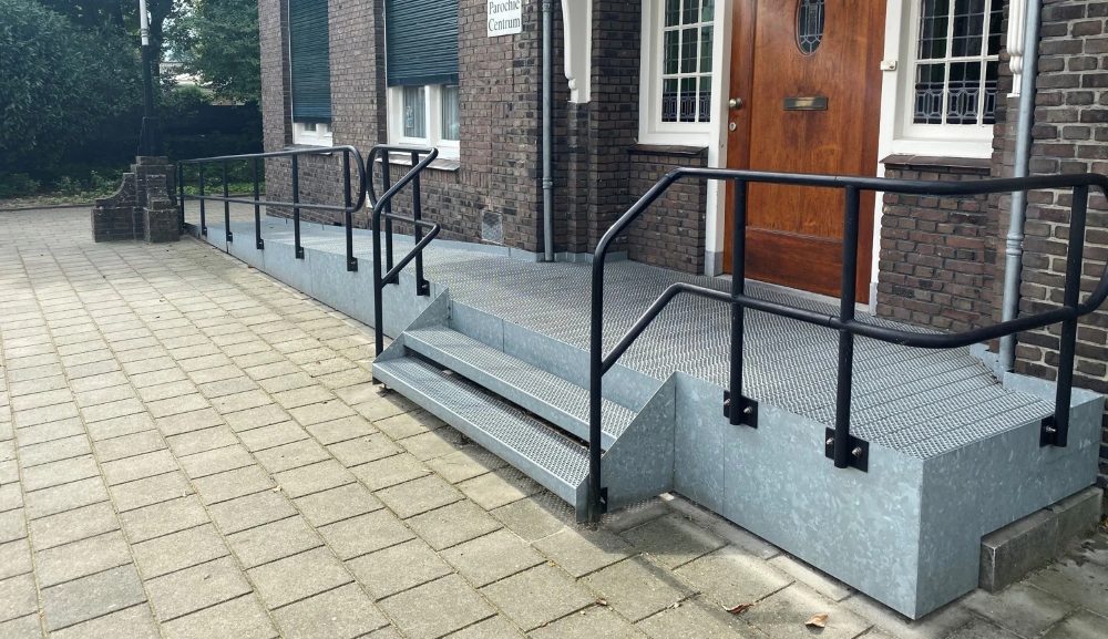 Sfeerbeeld bij Een toegankelijke kerkingang