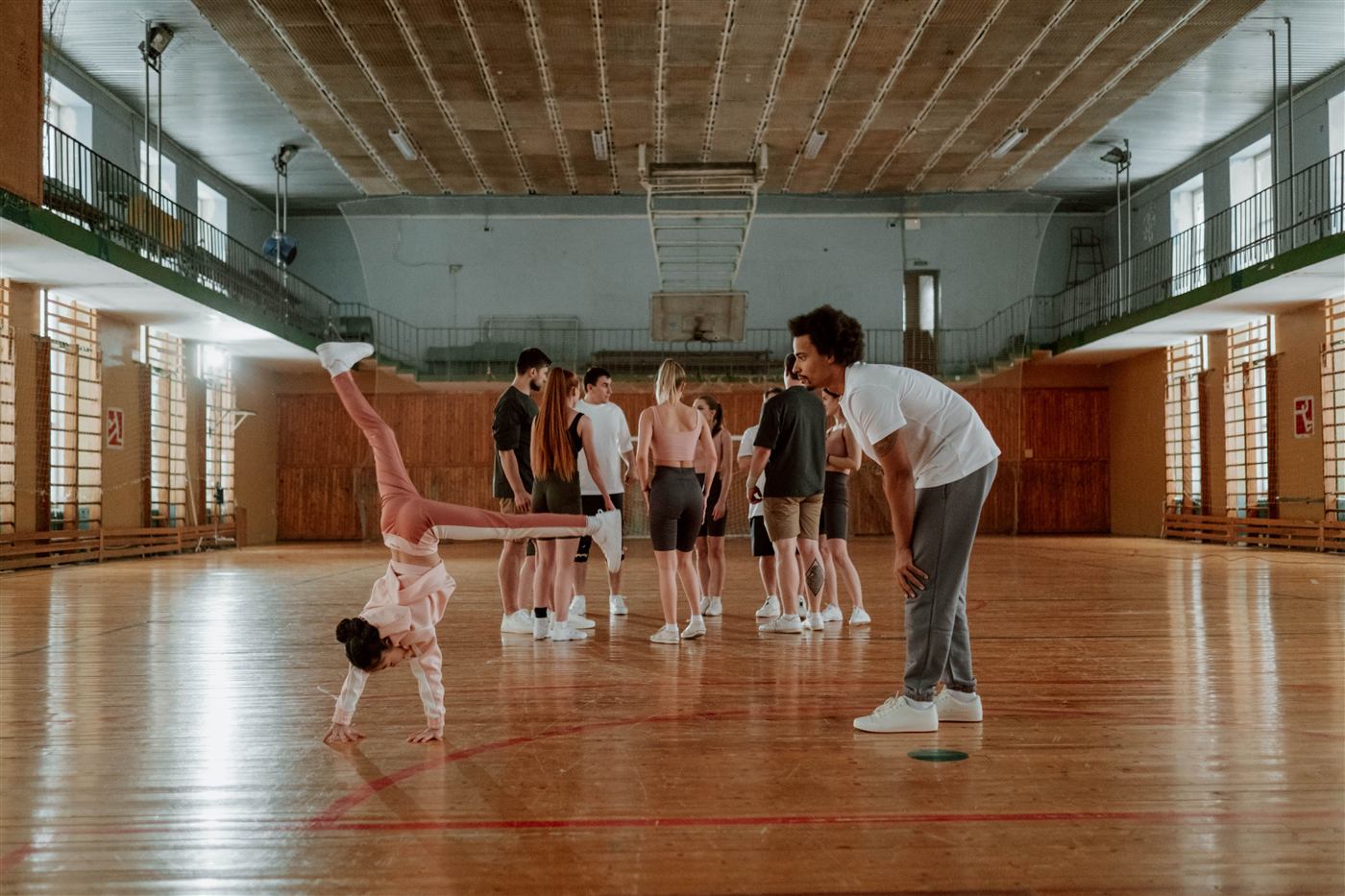 Sportvereniging in een gymzaal bij ondergaand licht